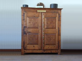 L'armoire secrétaire aux huit clefs