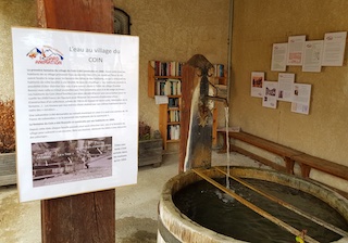 panneaux d'information à la fontaine